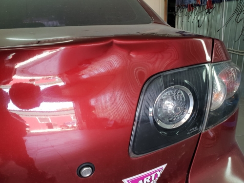 Удаление (ремонт) вмятины без покраски, на багажнике автомобиля Мазда (Mazda)